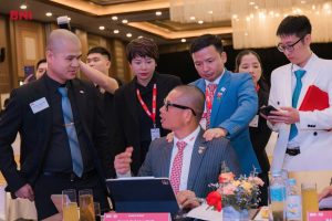Bs Hòa - Bấm huyệt khi Thầy Long làm việc