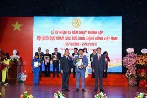 Bác sĩ Hòa nhận bằng khen TW Hội GDCSSKCD Việt Nam