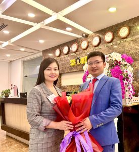GĐ Bùi Thu Hà tặng hoa Bs Hòa